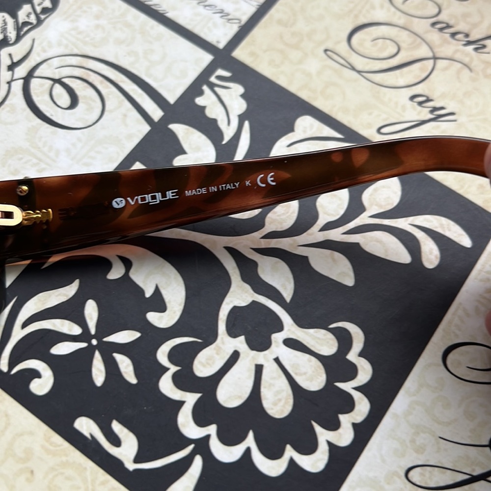 Vogue sunglasses and case no scratches - Picture 4 of 7